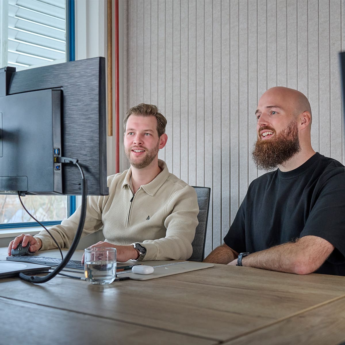 Philip Kamsteeg en Peter ten Hoor bij een scherm