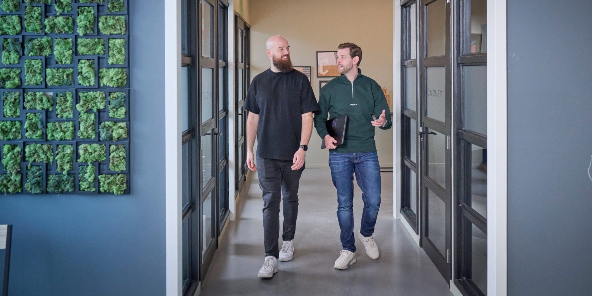 Philip Kamsteeg en Peter ten Hoor wandelend